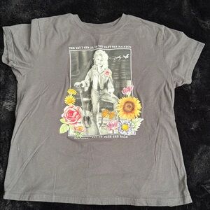 Dolly Graphic Tee Sz M